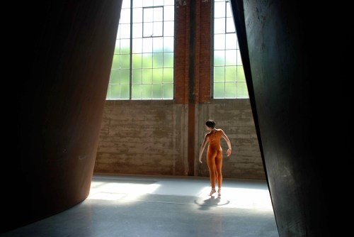 MCDCAnnaFinke Merce Cunningham Dance Company. Sculpture by Richard Serra. Photo by Anna Finke.